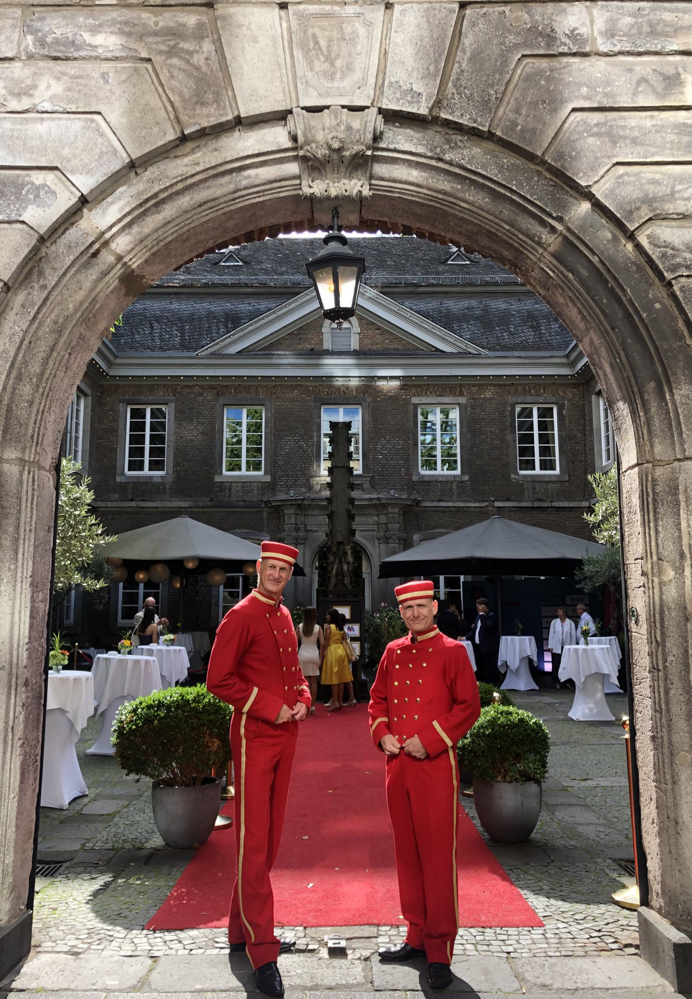 Lobbyboys in Hotelpagen-Uniformen begrüßen die Gäste auf High-Class-Event.