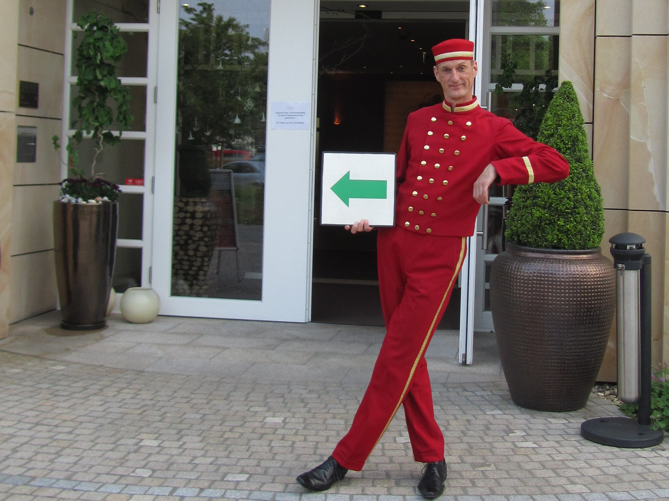 Erfolgreiche Gästeführung am vier-Sterne-Hotel gelingt mit den Pagen von EventComedy.