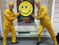 Hotelpagen Uniform in Gelb begeisert bei Smiley Jubiläum in der Kö Galerie Düsseldorf.