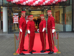 Roter Teppich mit Walking Act am Kompetenzsenter der Sparkasse Hannover.