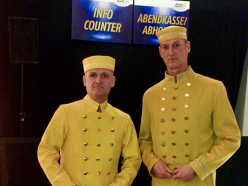 Ball des Sports Begrüßung in gelben Hotelpagen Uniformen. Später bei der Unterhaltung kamen die blauen Liftboy Uniformen zu Tragen.