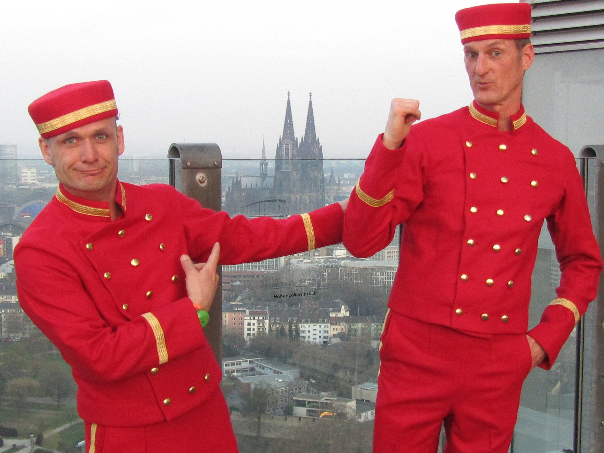 Blick über Köln im Osman 30 mit den Liftboys von EventComedy. Im Hintergrund sehen Sie den Kölner Dom.