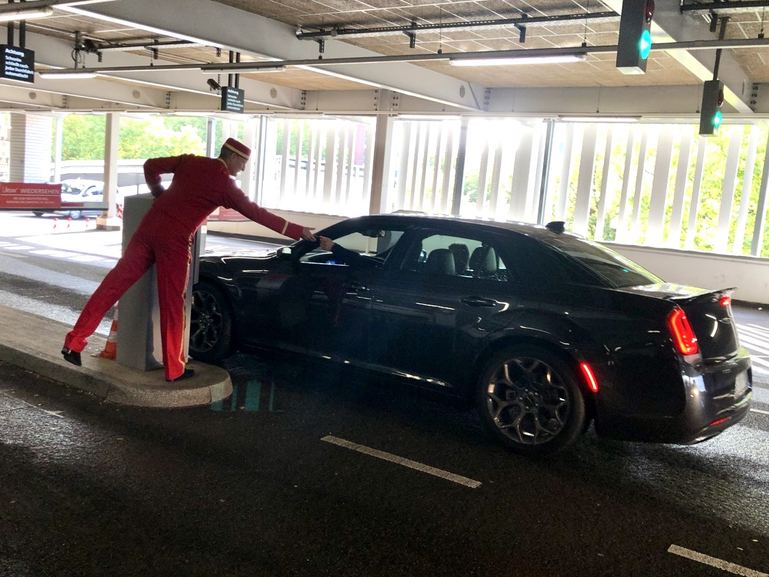 DIE PAGEN als lebendes Parkleitsysthem auf Shopping Event. Notlösung im Parkhaus.