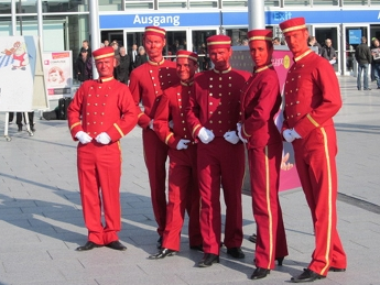 Hannover Messegelände mit DIE PAGEN Walking Act.