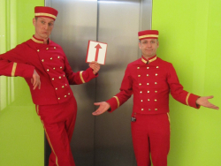 Die Liftboys von DIE PAGEN bieten im KölnSKY bei einem EVENT beste Unterhaltung