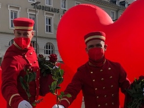 Die Rosenkavaliere von EventComedy sind Meister im Überreichen von Rosen.