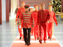 Walkact beim Red Carpet Event. Hier sind DIE PAGEN auf dem Absolvententag in Bielefeld.