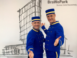 Blaue Liftboy-Uniformen beim Showeinsatz in Braunschweig.