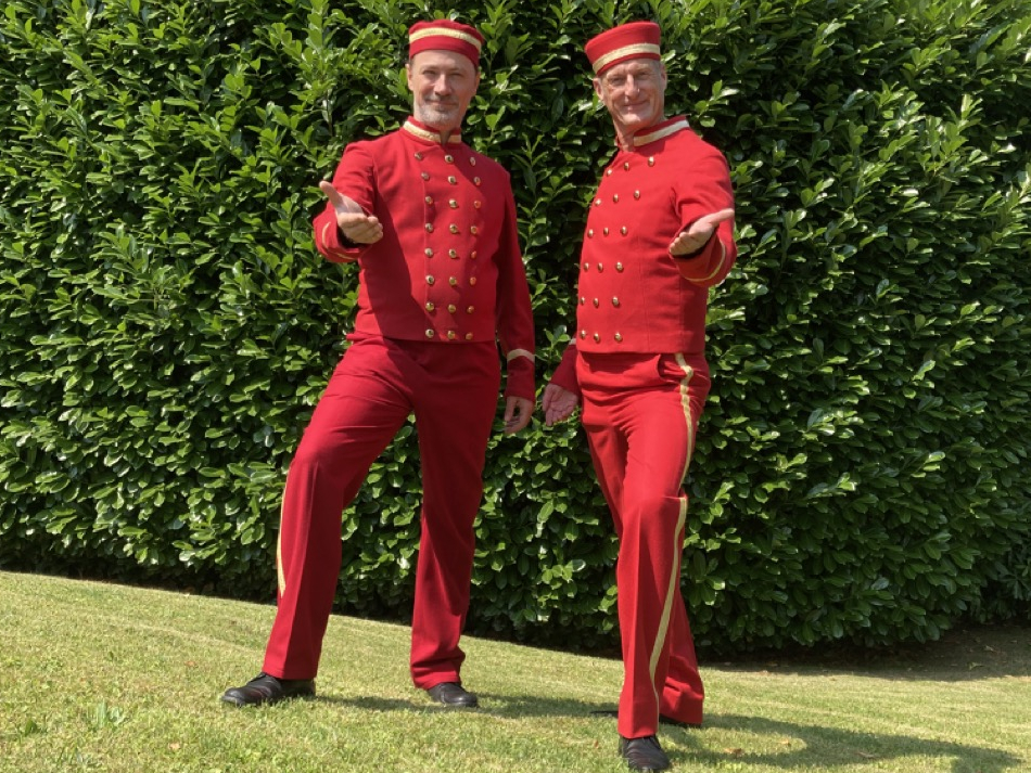 Überleitung vom offiziellen Teil der Hochzeit zur Gartenparty. Die Hotelpagen weisen den Weg.